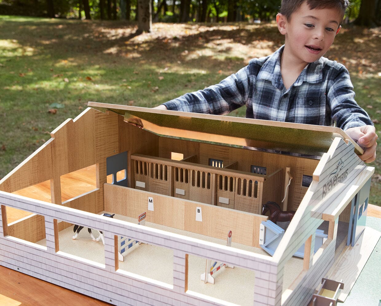 Breyer Farms Deluxe Arena Stable