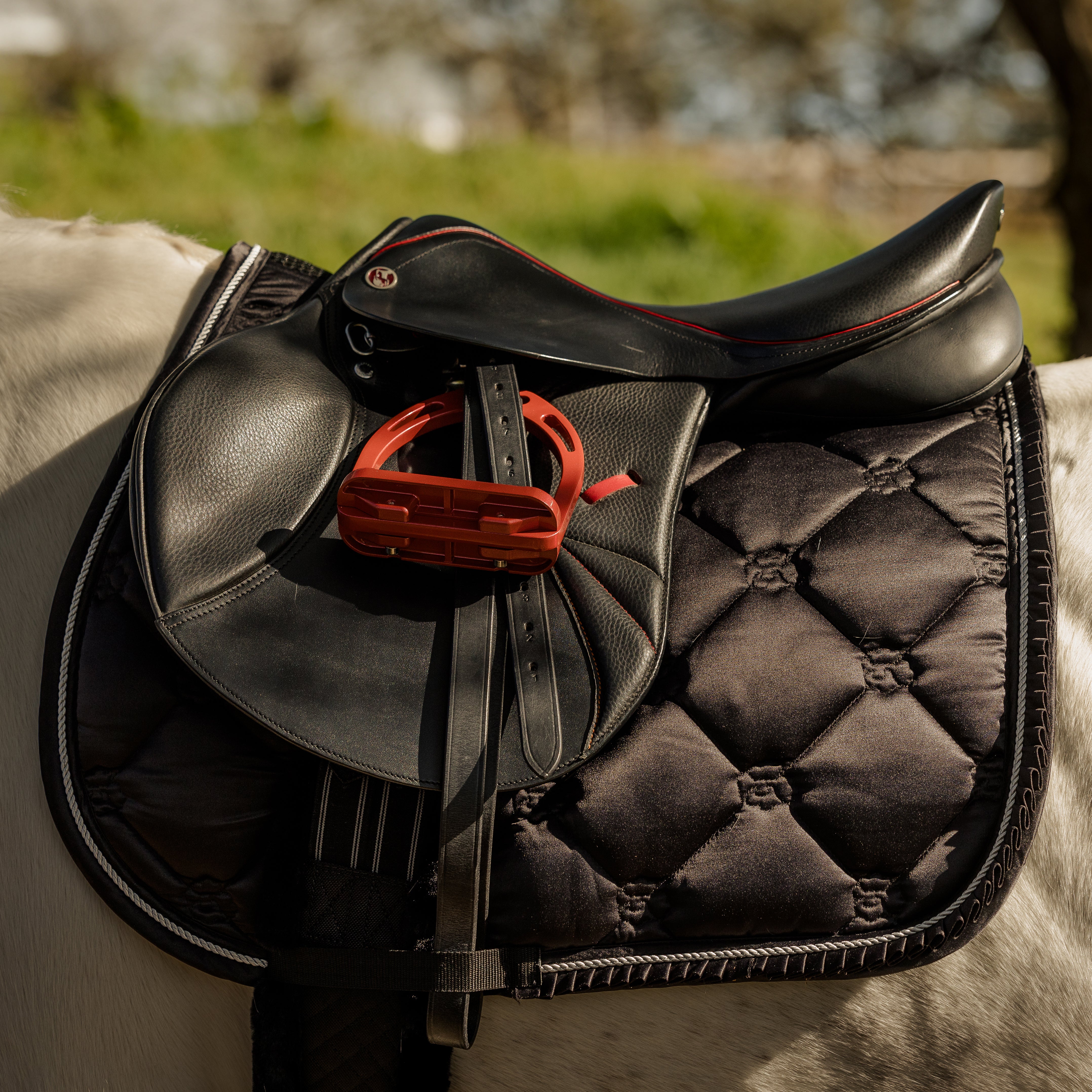 Enzo Ruffle Satin Saddlepad(Black)