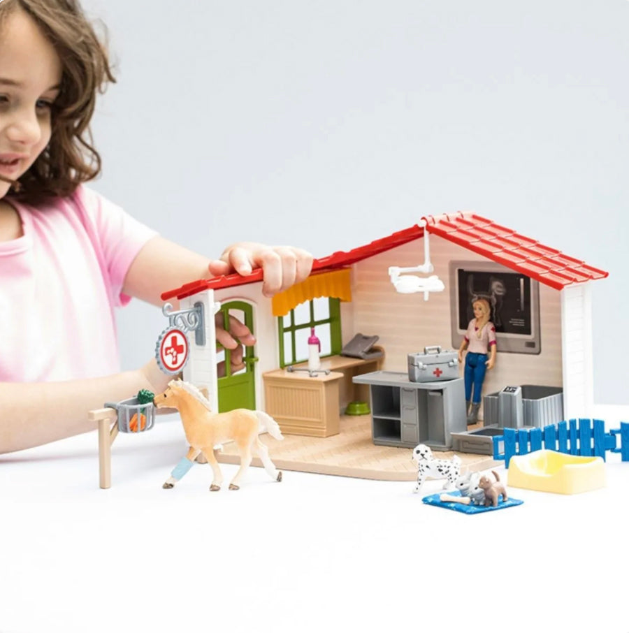 Schleich Veterinarian Practise w/Pets