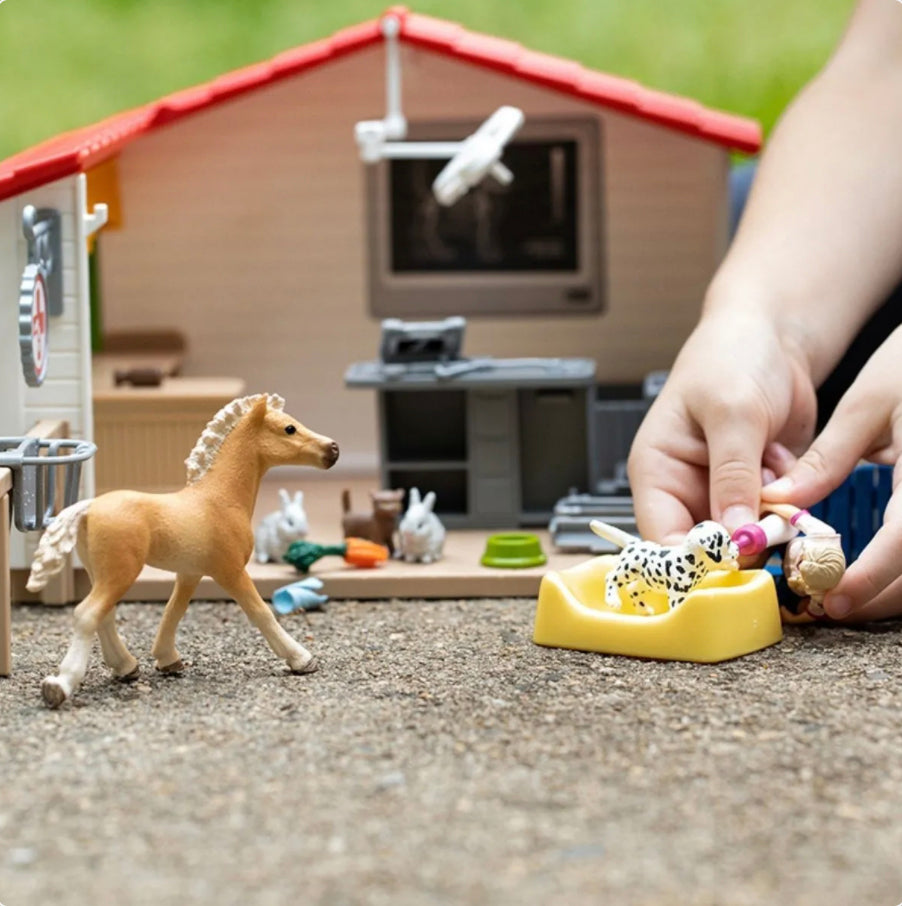 Schleich Veterinarian Practise w/Pets